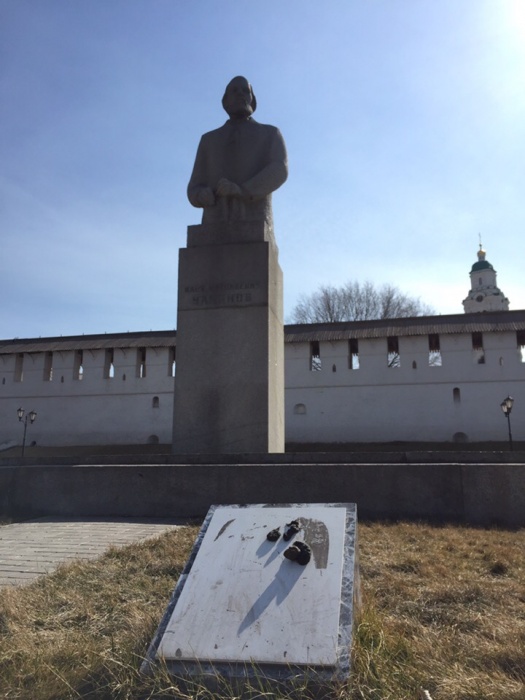 Под Белгородом установили памятник секс-работнице. Он простоял меньше суток — Нож