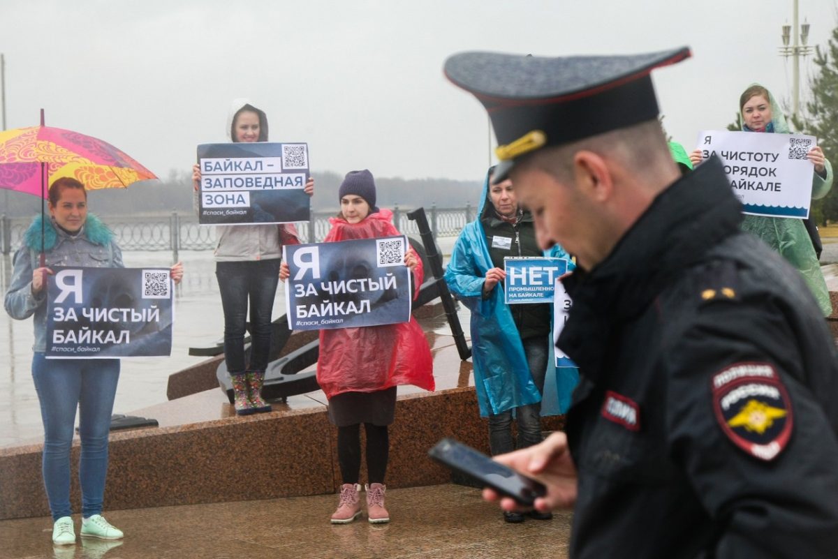 В Астрахани прошел быстрый митинг за чистый Байкал. Фоторепортаж