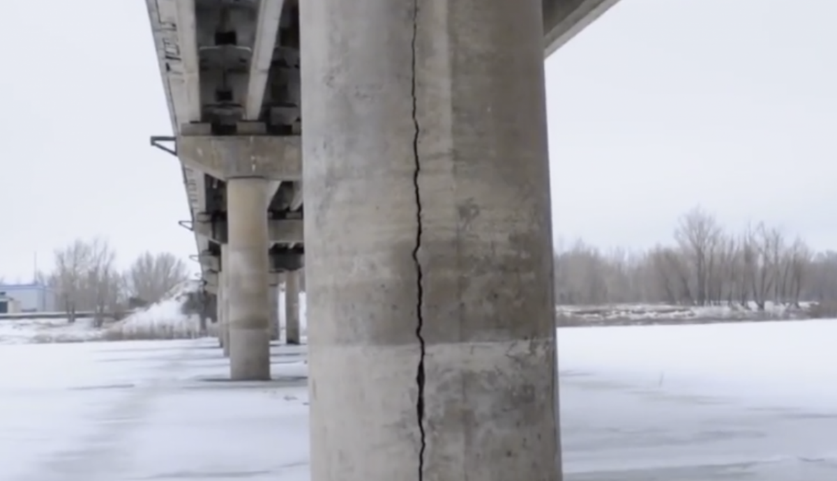 По опорам отремонтированного моста в Астраханской области пошли трещины