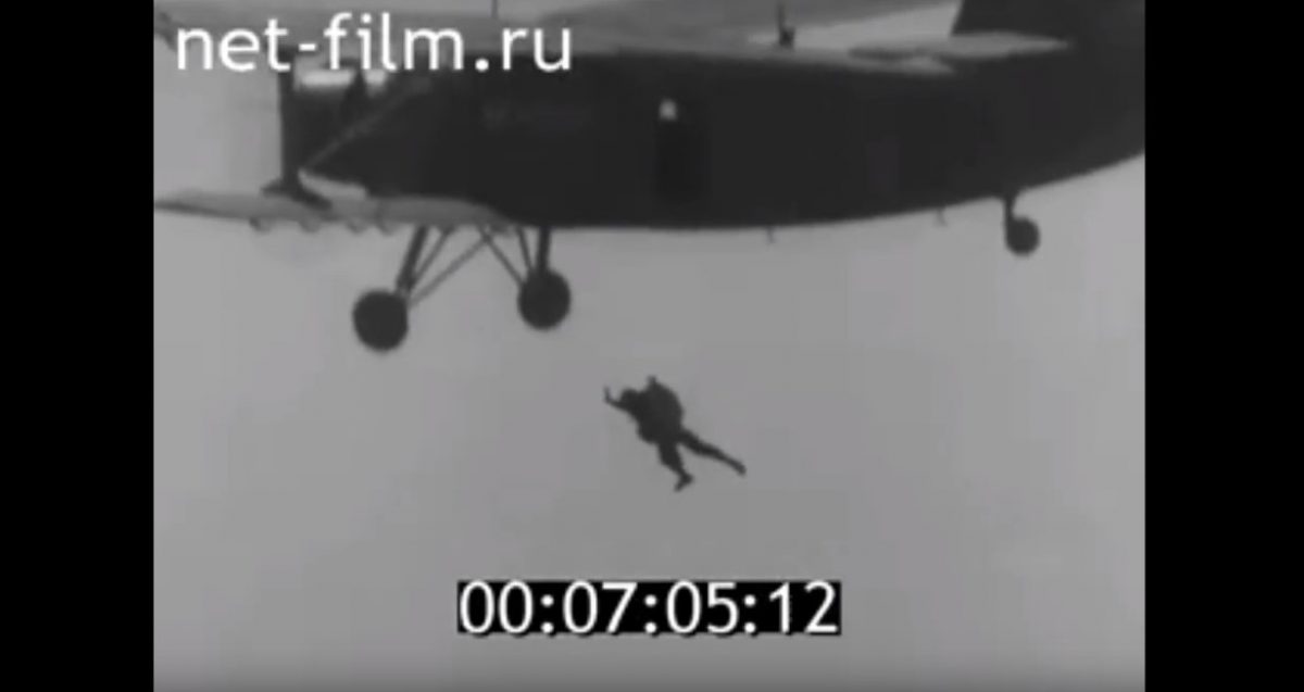 Архивное видео: соревнования парашютистов под Астраханью в 60-х. Посмотрите, сколько девушек