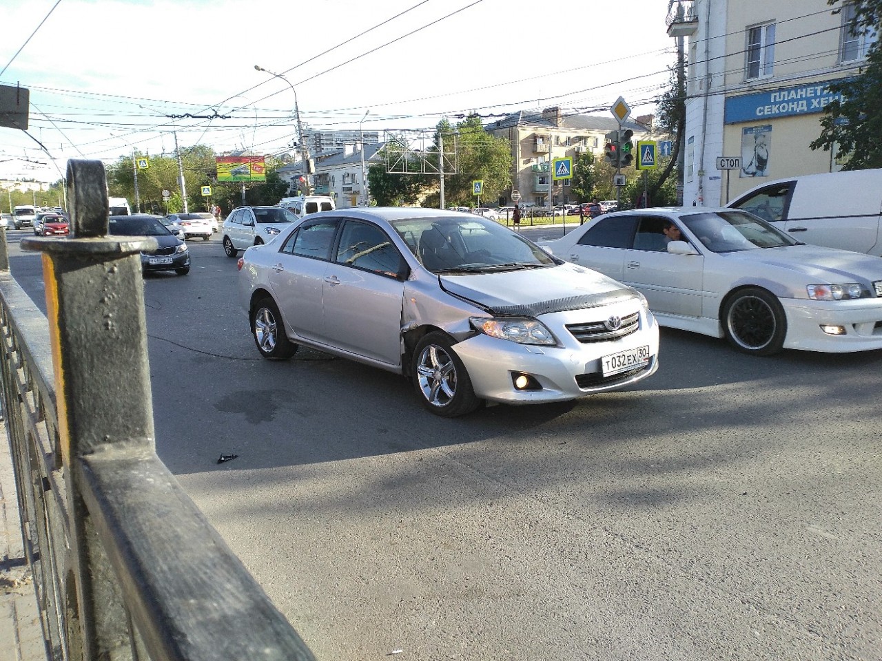 Остатки троллейбусных проводов в Астрахани напали на машины | АРБУЗ