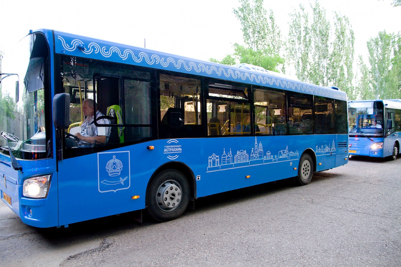 Автобусы астрахань. Автобусы ЛИАЗ В Астрахань. Синие автобусы Астрахань ЛИАЗ. Синий автобус. Голубой автобус.