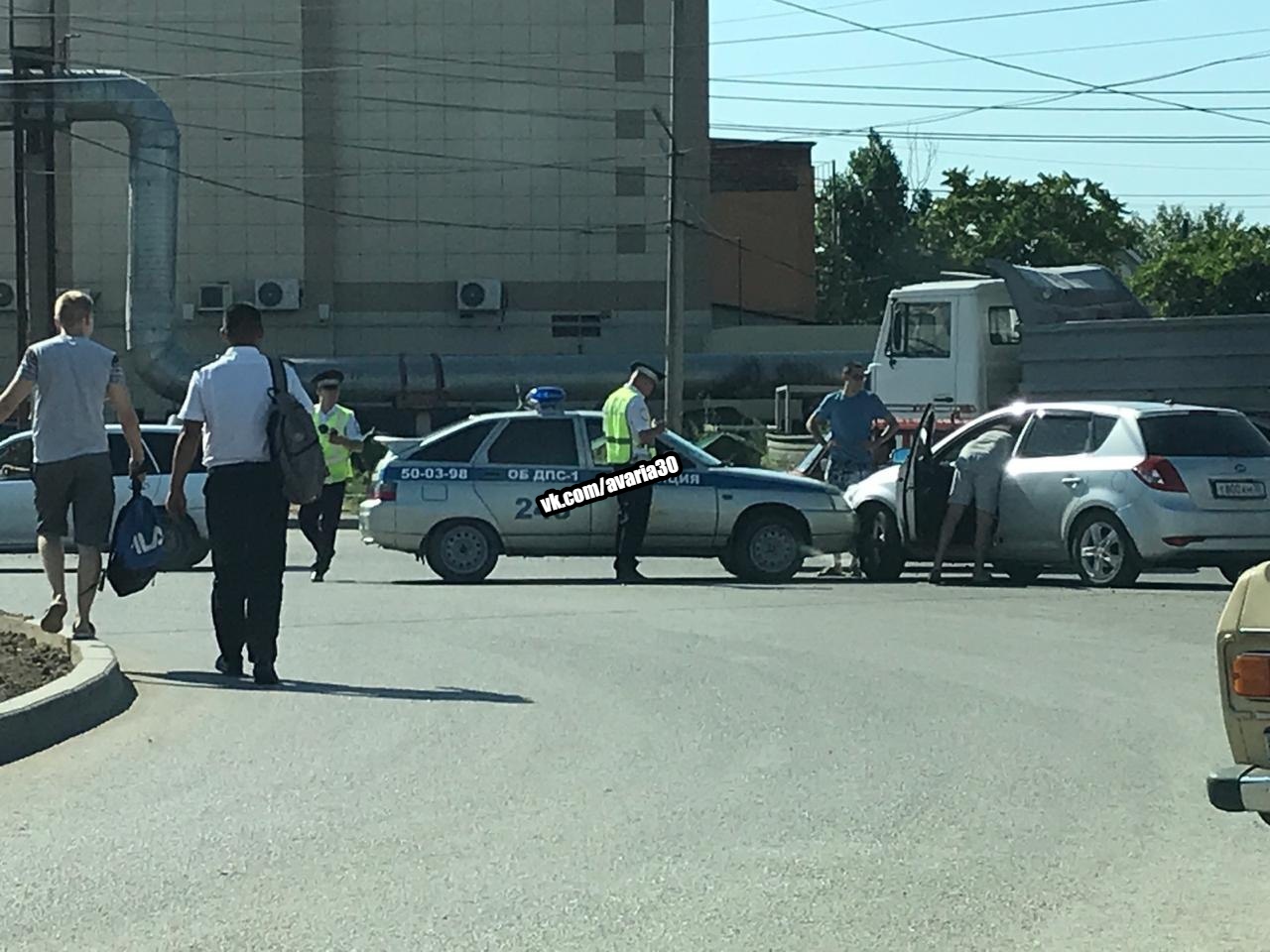 В Астрахани машина ДПС на встречной врезалась в иномарку | АРБУЗ