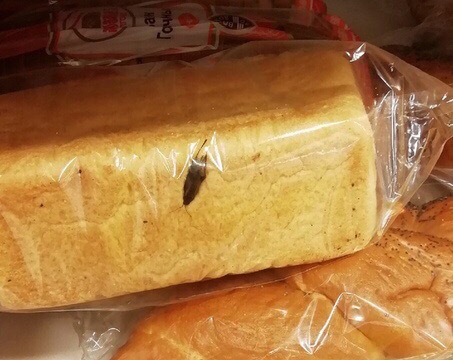 Астраханка обнаружила на полках магазина хлеб с тараканом