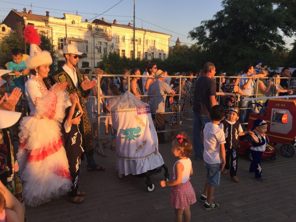 В Астрахани прошел парад детских колясок