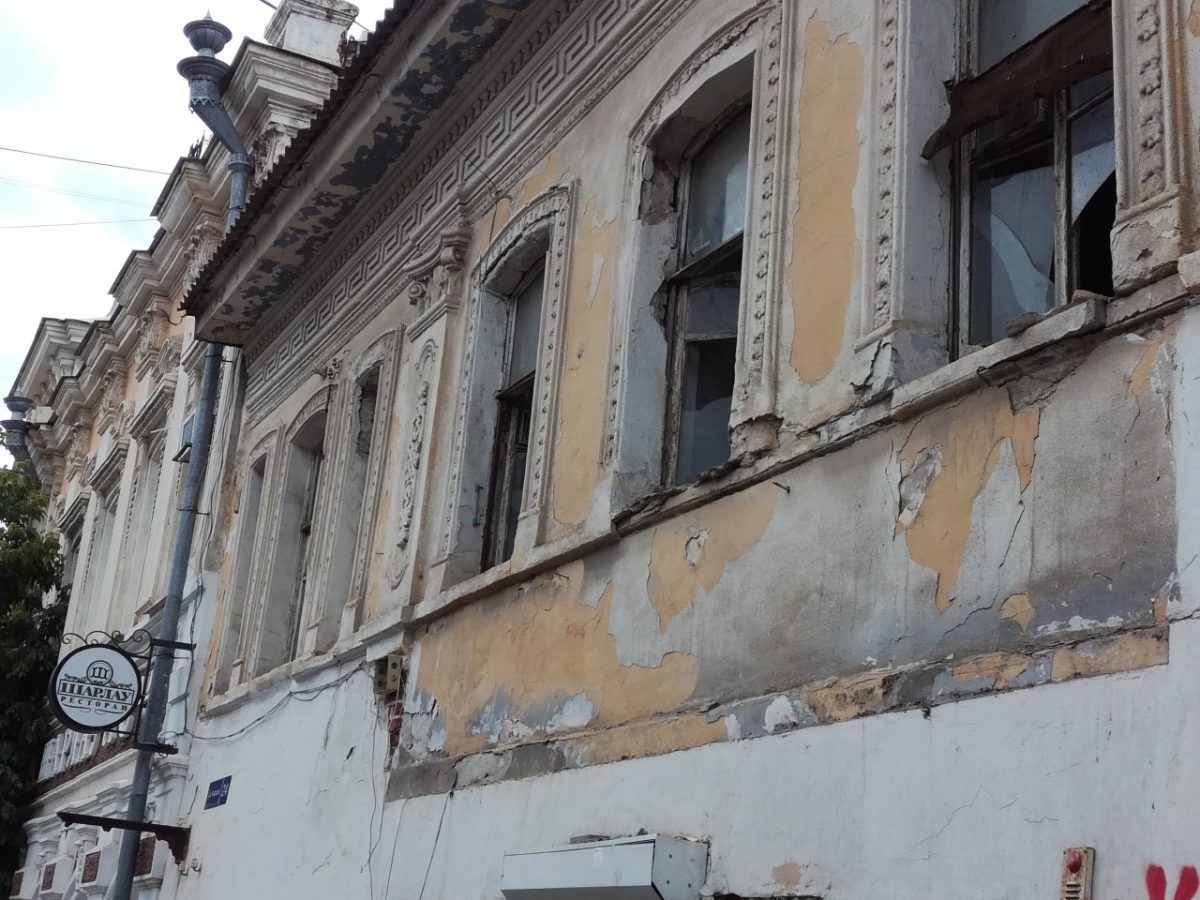 Стекла старого дома в центре Астрахани могут упасть на головы прохожих