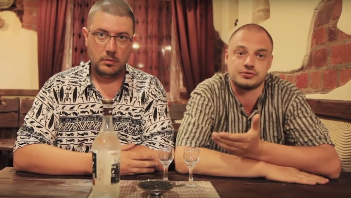 Архивное видео: Артемий Лебедев ест черную икру в Астрахани