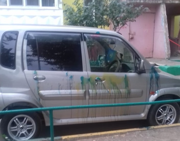 В микрорайоне Бабаевского портят машины йодом и зеленкой