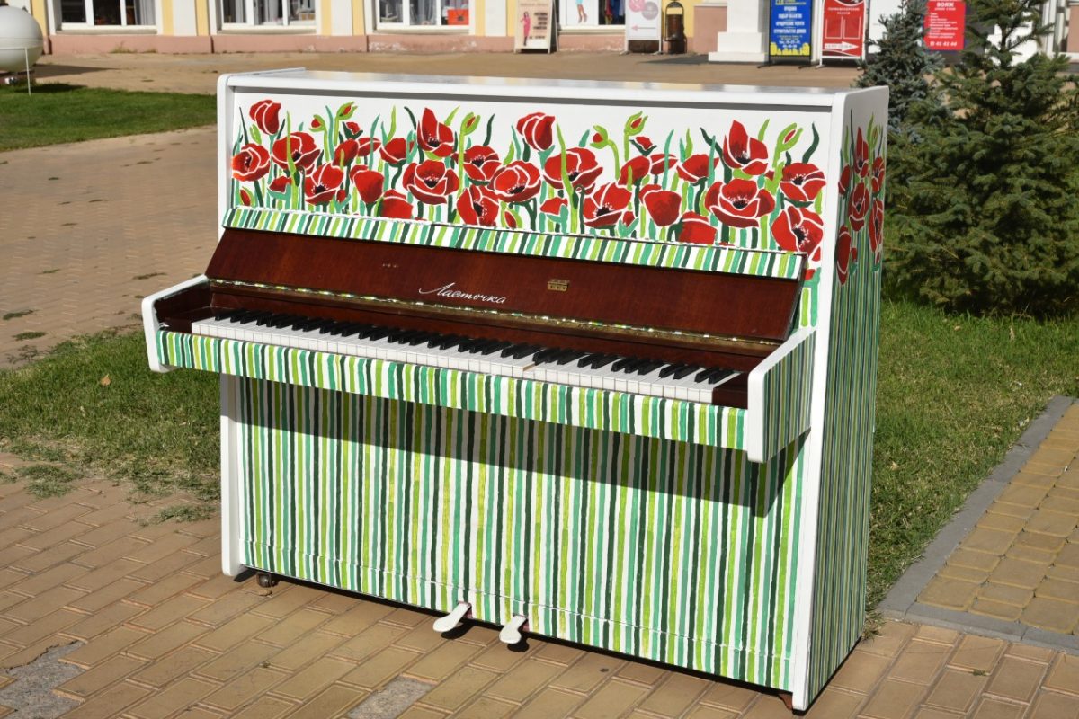 На улицах в центре Астрахани установили три пианино