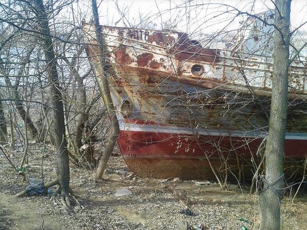 Со дна рек Астраханской области поднимут более 30 затопленных судов