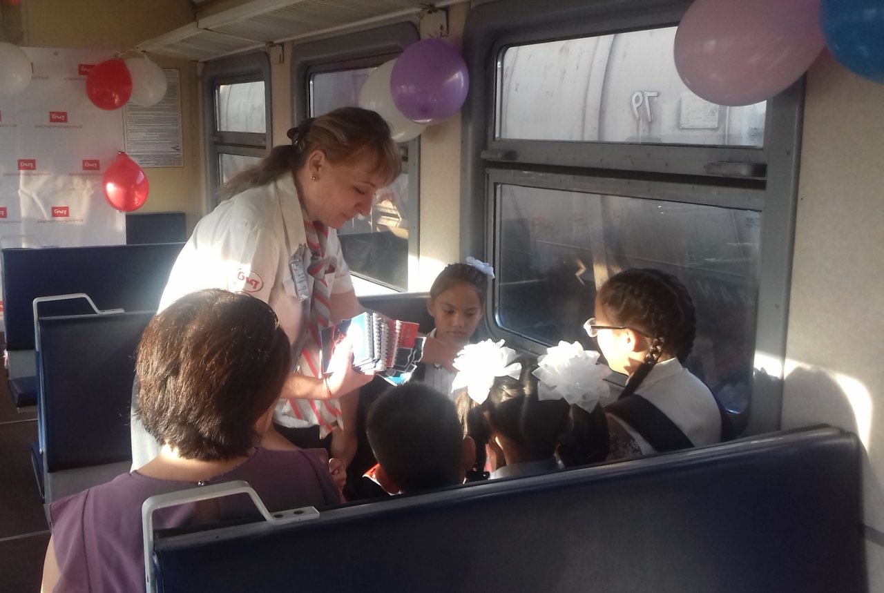 School train. Праздник в поезде. Школьный поезд. Поезд знаний. Школьник пассажир.