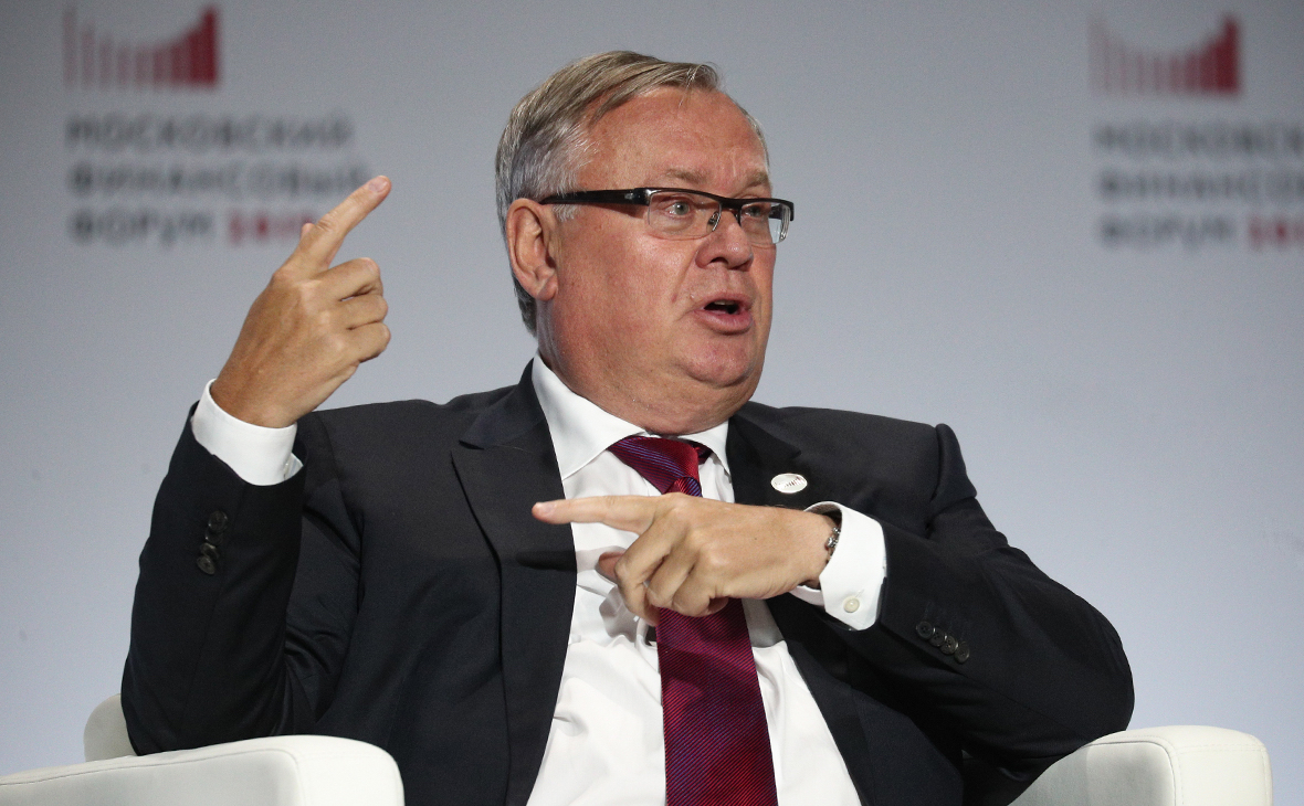 Глава ВТБ призвал освободить малоимущих россиян от налогов