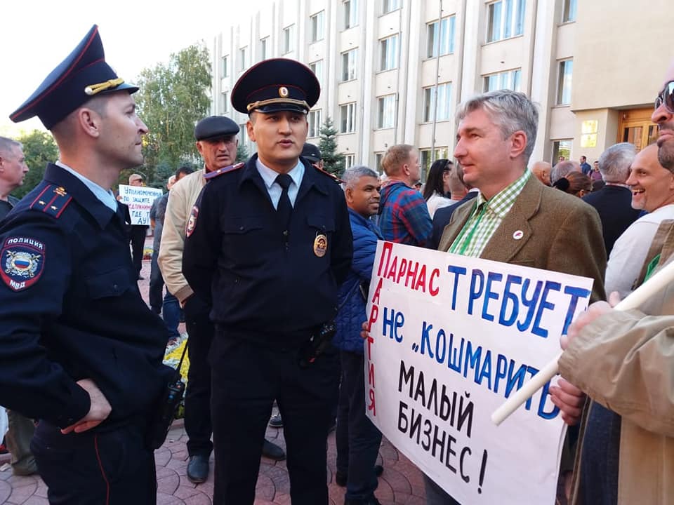 В Астрахани митинговали с требованием уменьшить налог на имущество