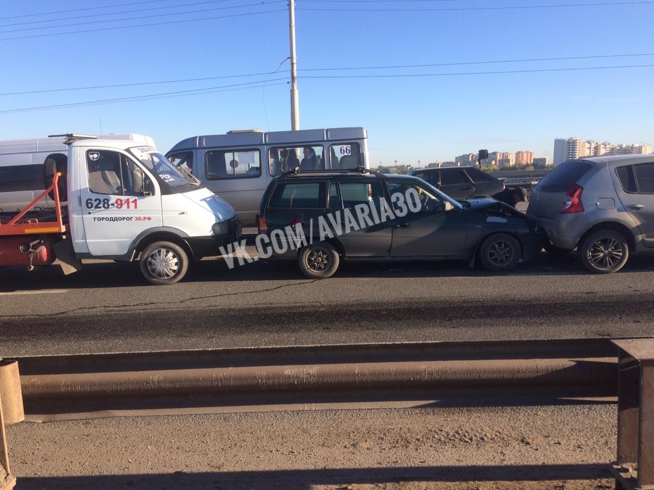 Эвакуатор собрал ДТП из четырех автомобилей на Новом мосту | АРБУЗ