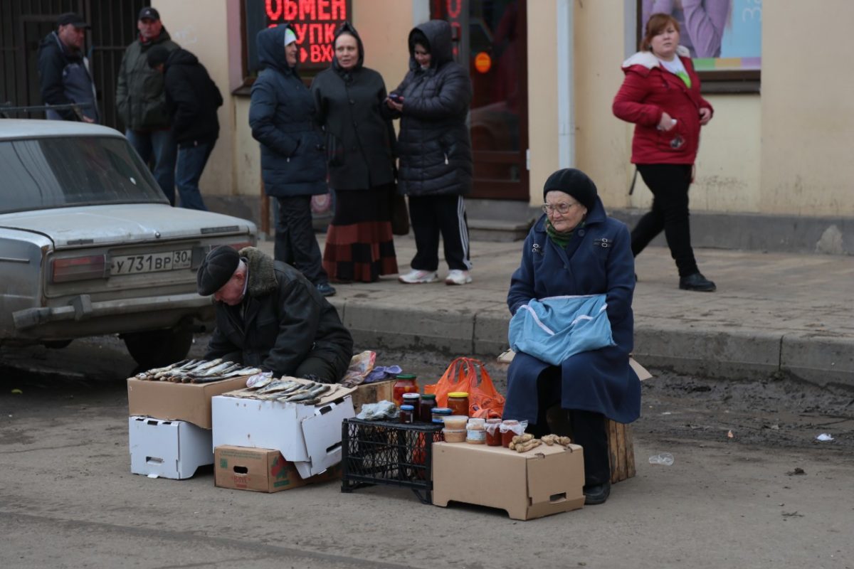 Половина россиян не может купить ничего кроме еды и одежды