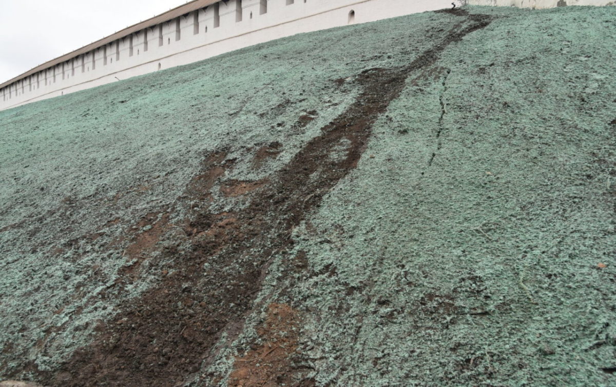 Основу под газон на откосах Астраханского кремля уже испортили