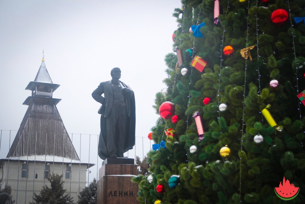 Астраханцам предлагают украсить уличные новогодние елки | АРБУЗ