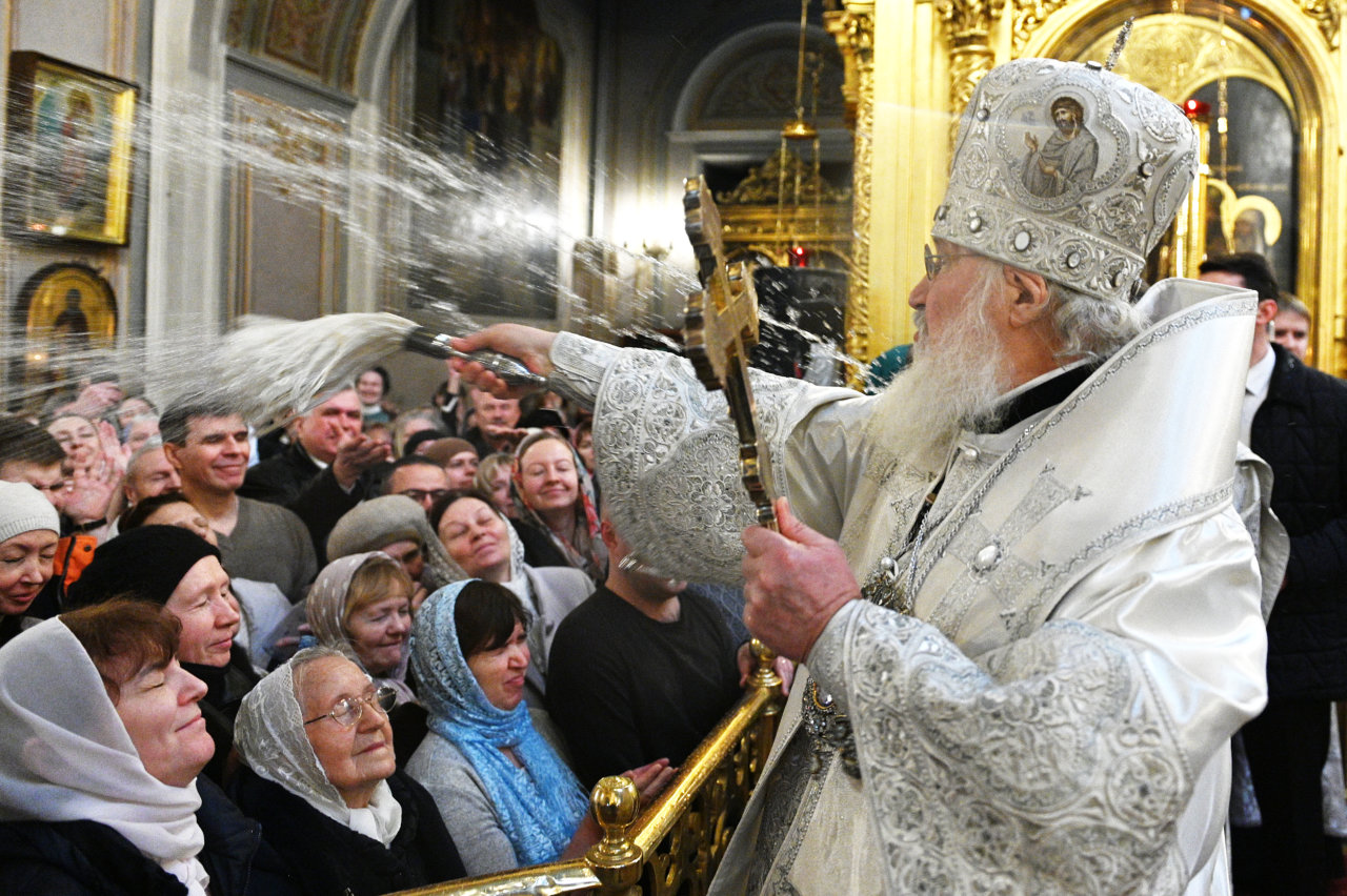 Патриарх Кирилл Миропомазание