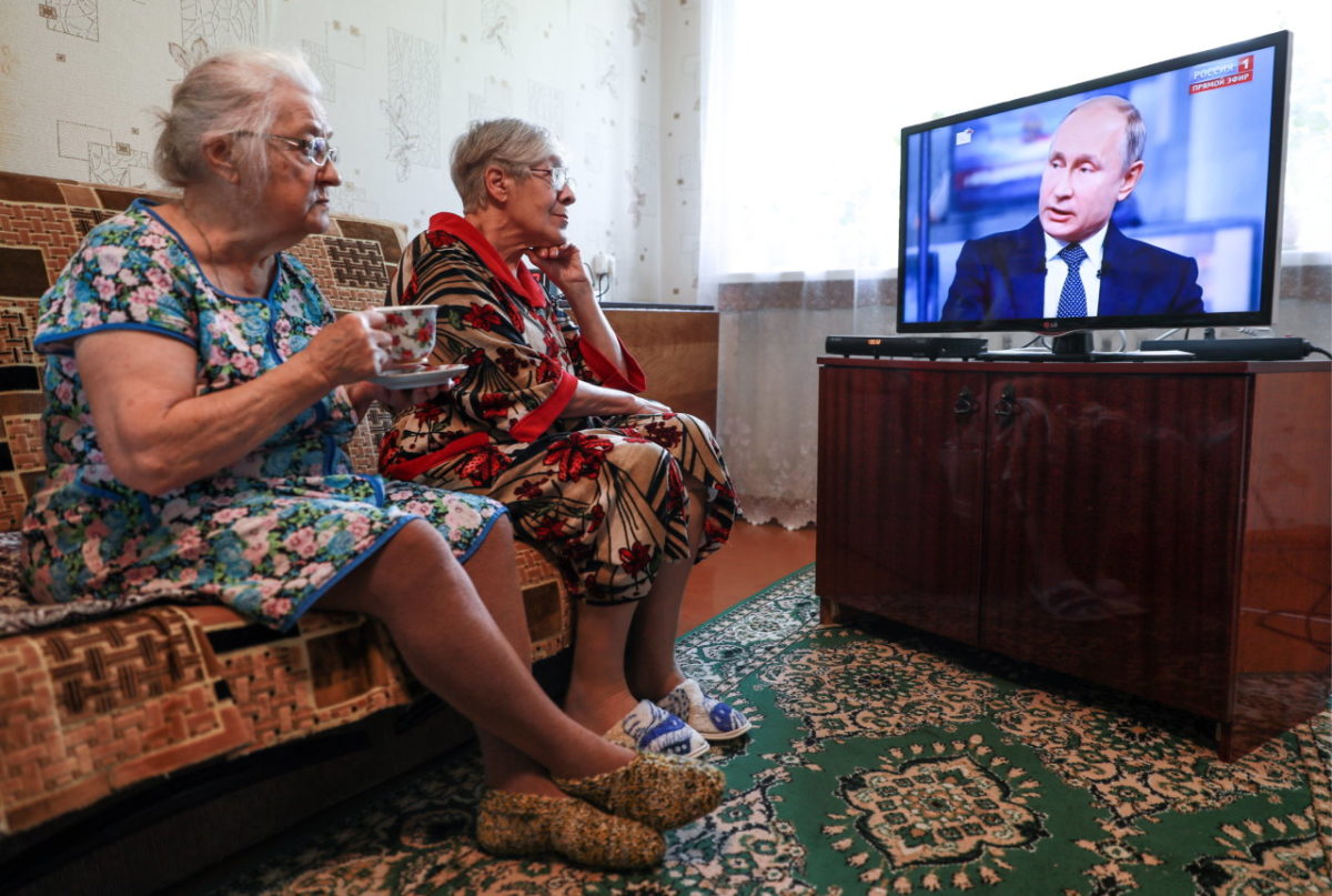 Социологи: доверие россиян к Путину упало в два раза