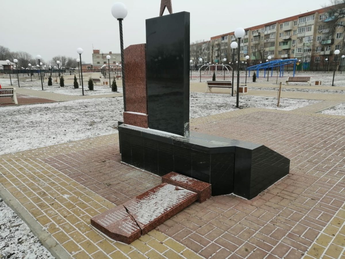 Родителей малолетнего вандала из Астрахани могут обязать оплатить ремонт памятника