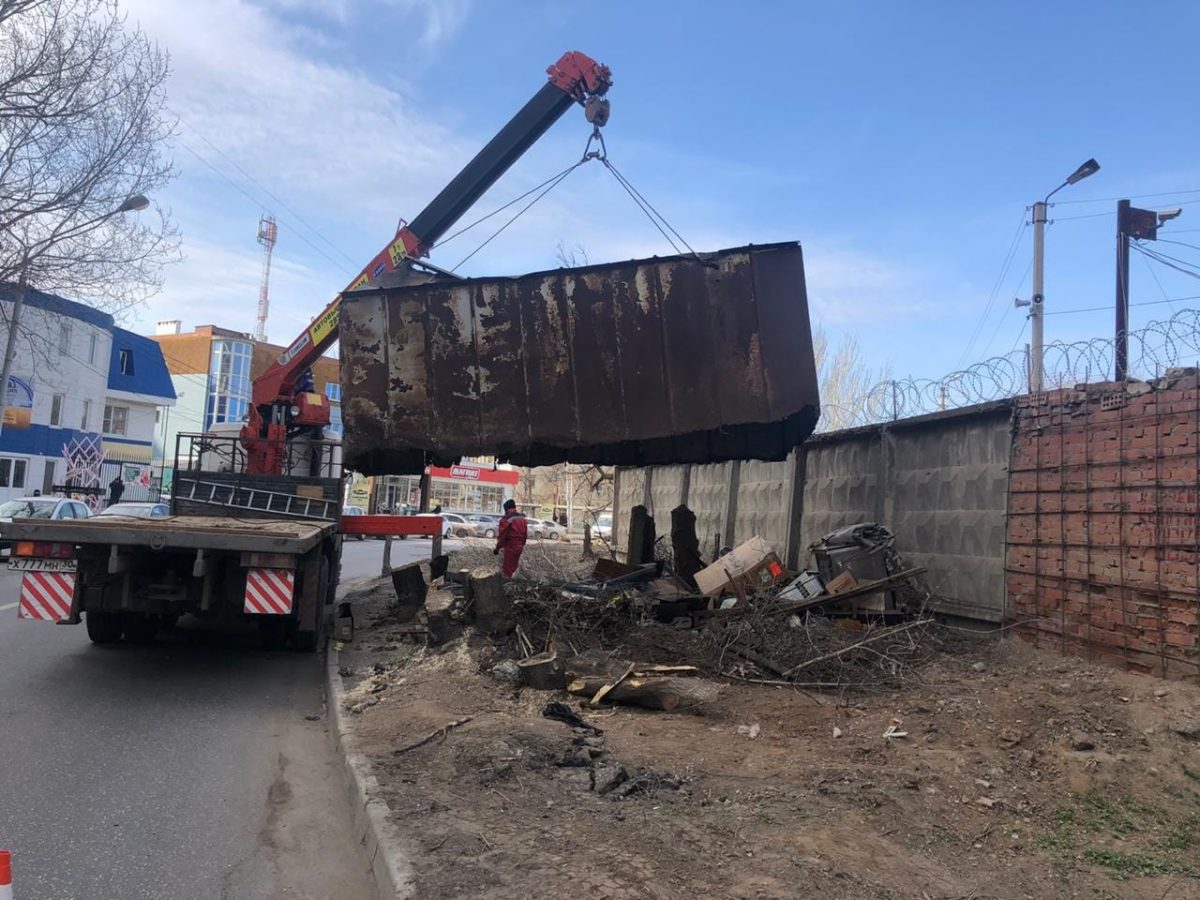 Амнистия не поможет: из Астрахани продолжают убирать металлические гаражи