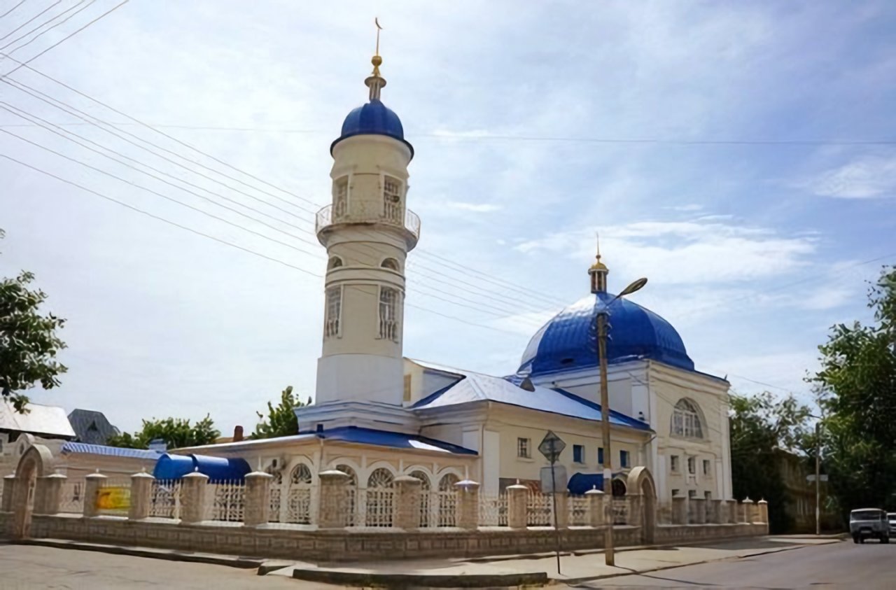 Байрам астрахань. Центральная мечеть Астрахань. Белая мечеть Астрахань. Мусульманские мечети в Астрахани.