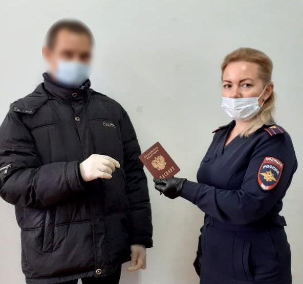 Астраханские полицейские помогли мужчине получить первый паспорт