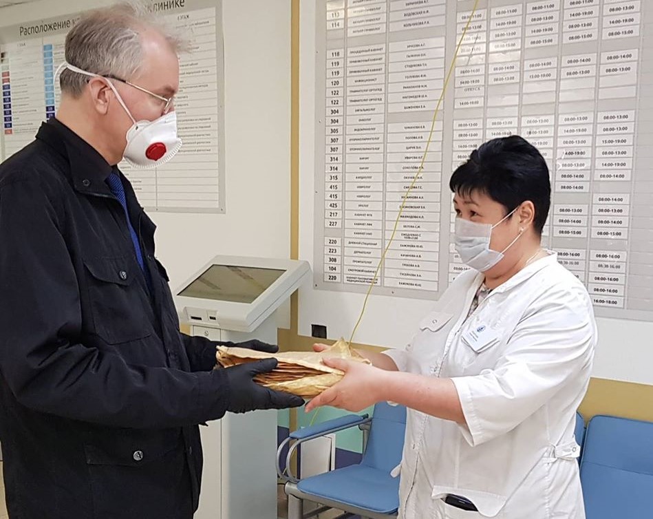 Олег Шеин передал врачам очередную партию респираторов