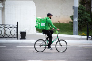 В Астраханской области мигрантам запретят работать в доставке и общепите