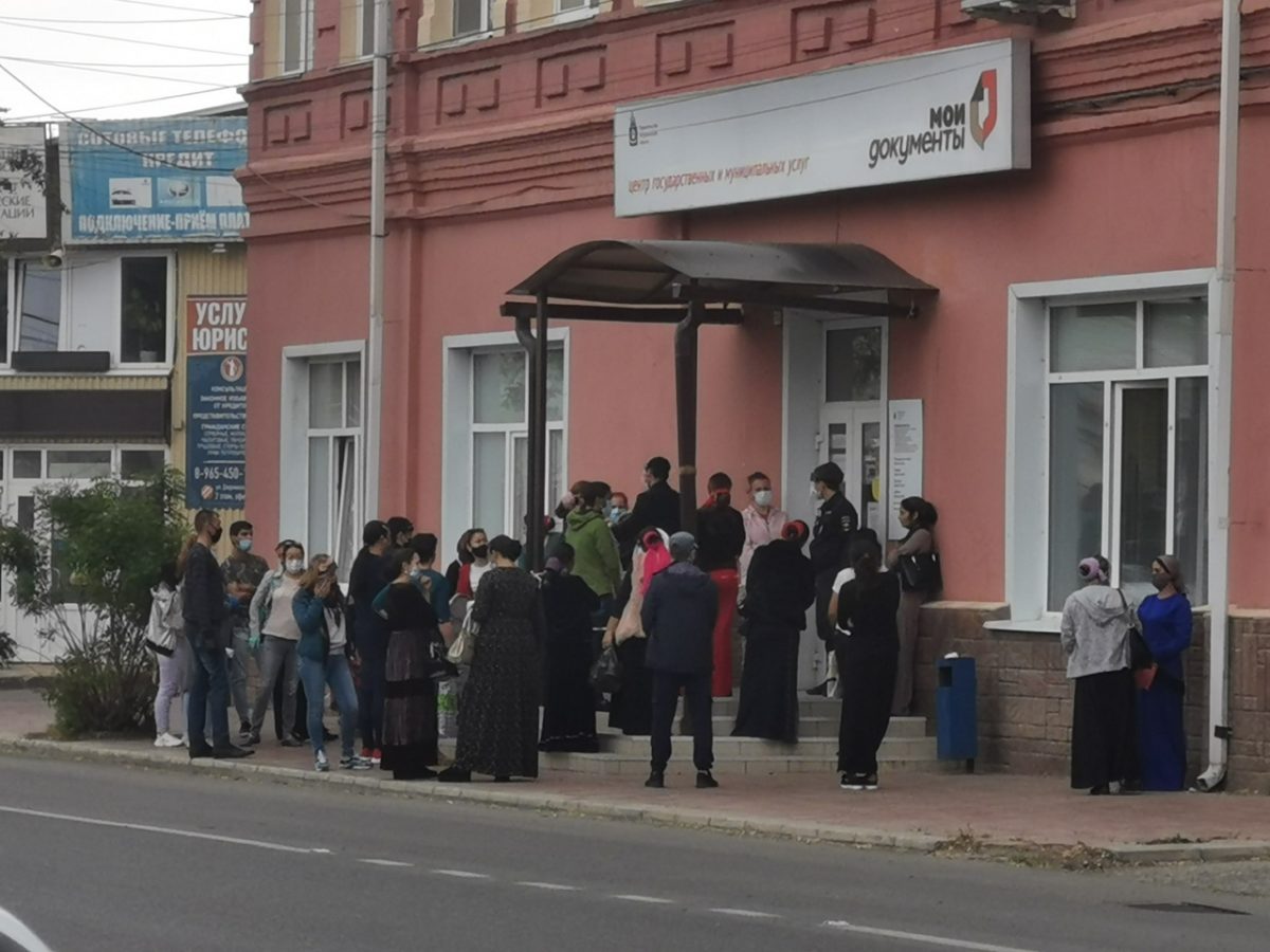 Мамы устроили столпотворения у МФЦ в Астрахани |АРБУЗ