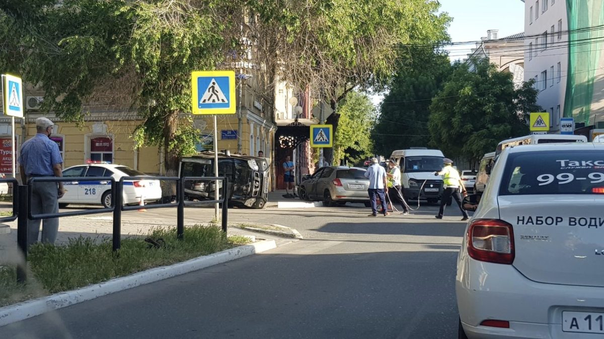 Напротив Башни в Астрахани перевернулась машина