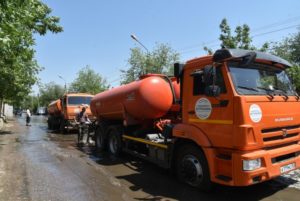 В Астрахани вывозят упавшие деревья, откачивают воду и ремонтируют светофоры