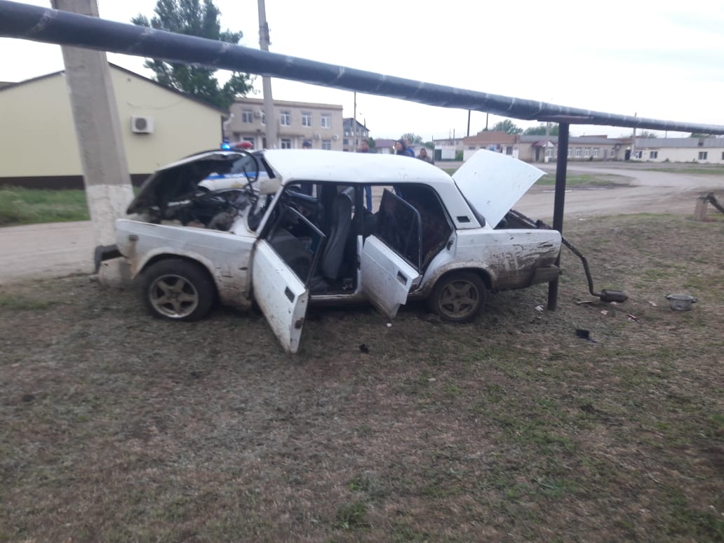 Водитель, въехавший в столб в Черноярском районе, угнал автомобиль