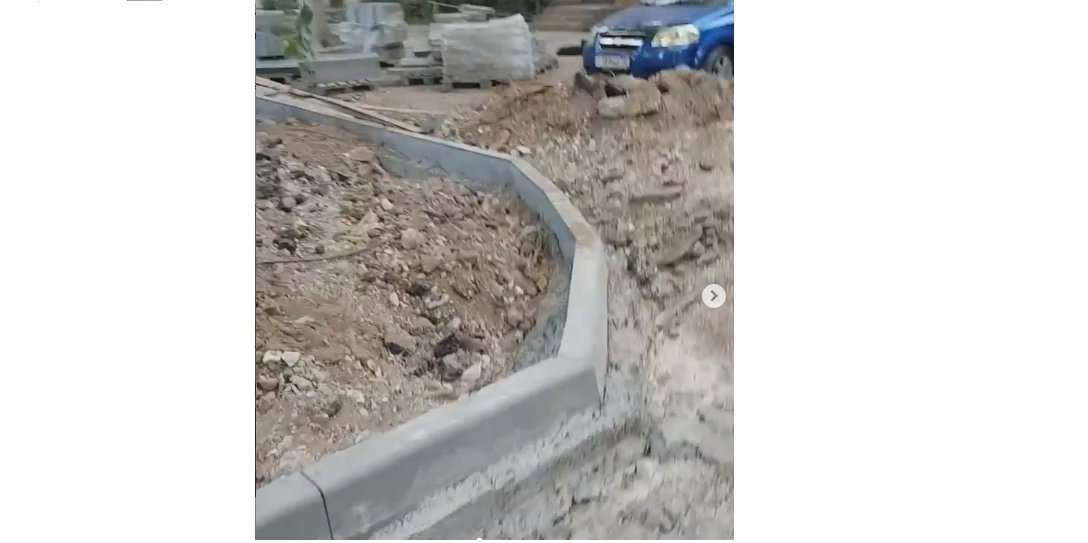 Астраханцы жалуются на заброшенный ремонт двора в микрорайоне 10 лет Октября