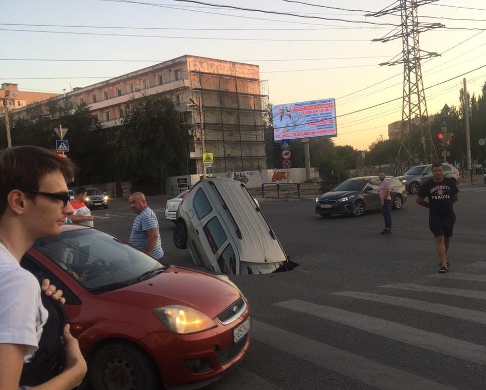 На оживленном перекрестке Астрахани машина провалилась под землю