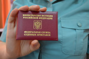 В Астрахани отец-должник по алиментам спрятался под кроватью