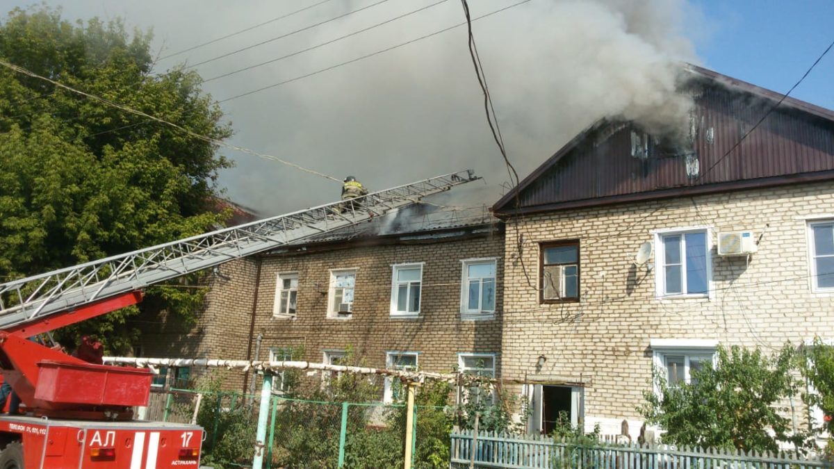 Пожар в многоквартирном доме Астрахани полностью потушили