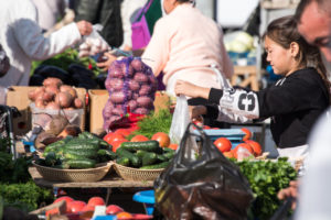В Астрахани жителей приглашают закупиться продуктами: где и когда
