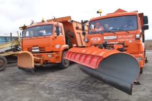 Мосты и улицы в Астрахани начали посыпать противогололедной смесью