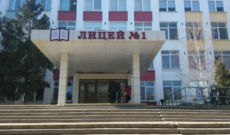 В Астрахани учащиеся лицея № 1 отправились по домам