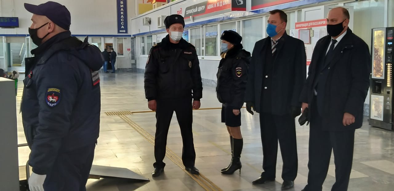 На железнодорожном вокзале Астрахани прошел рейд по соблюдению масочного режима