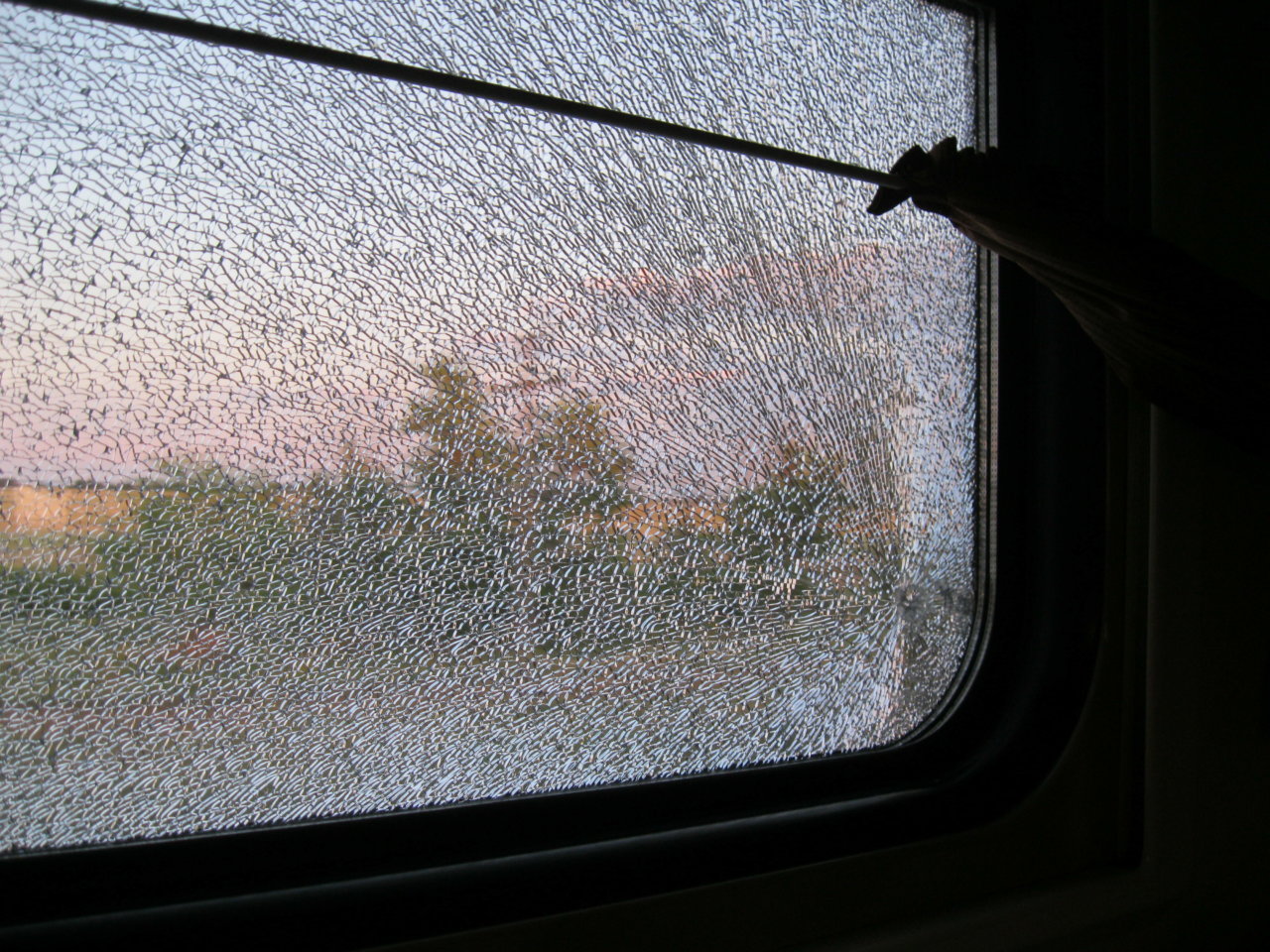 Астраханские вандалы обкидывают поезда камнями и бьют светофоры