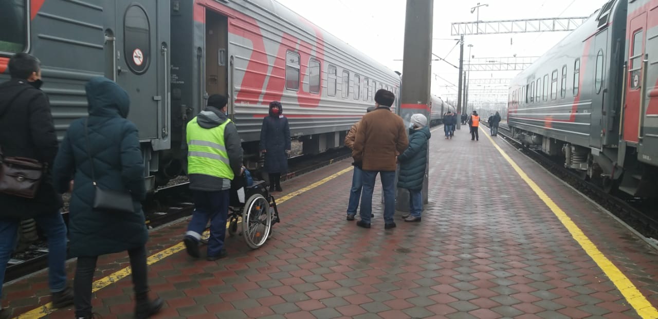 Услугами сопровождения на вокзалах Астраханского региона ПривЖД с начала  2020 года воспользовались 755 маломобильных граждан | АРБУЗ