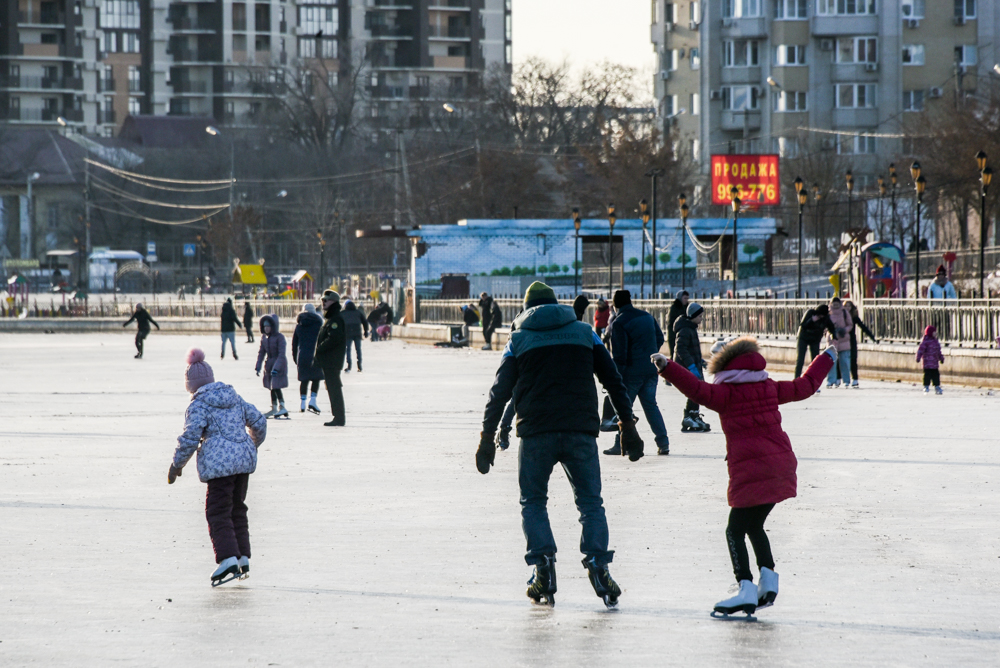 До какого числа каток в астрахани. Лебединое озеро Астрахань каток. Каток на Лебединке Астрахань. Каток на набережной Астрахань. Астрахань каток на Лебедином озере.