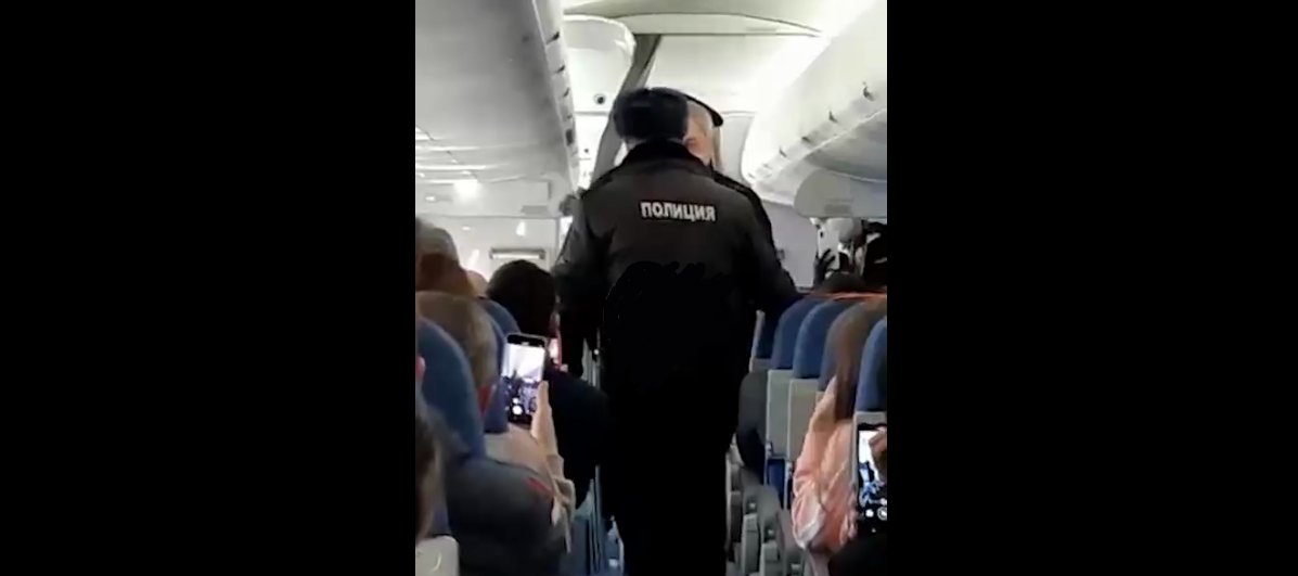 Самолет из Астрахани задержался на 1,5 часа из-за дебошира без маски