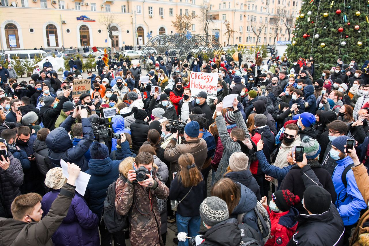 Как стороники Навального в Астрахани массово прогулялись до резиденции губернатора