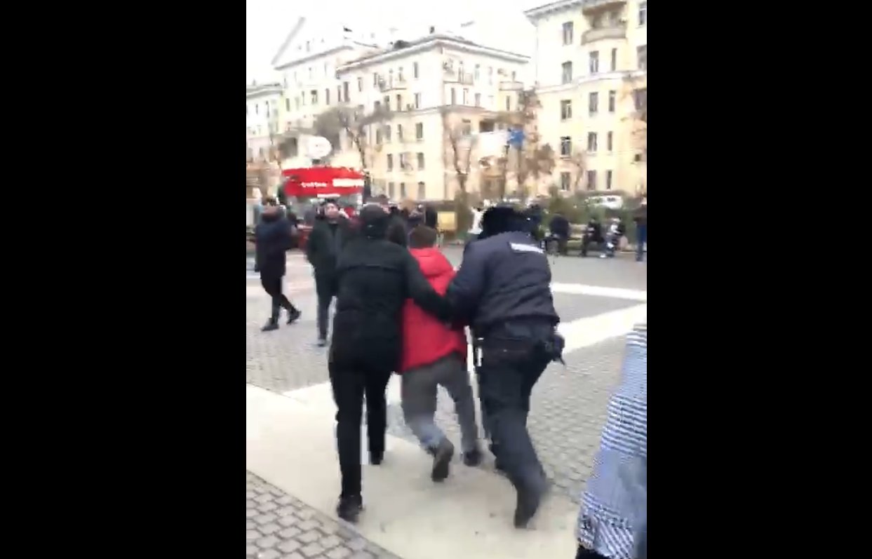 В центре Астрахани митингующие напали на полицейских