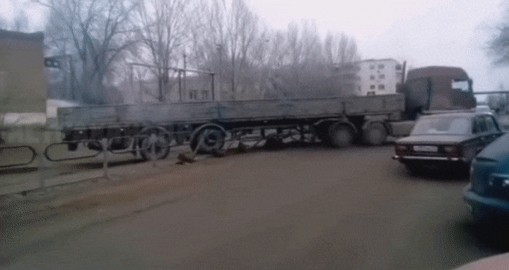 В Астрахани водитель КАМАЗа снес ограждение и теперь где-то прячется