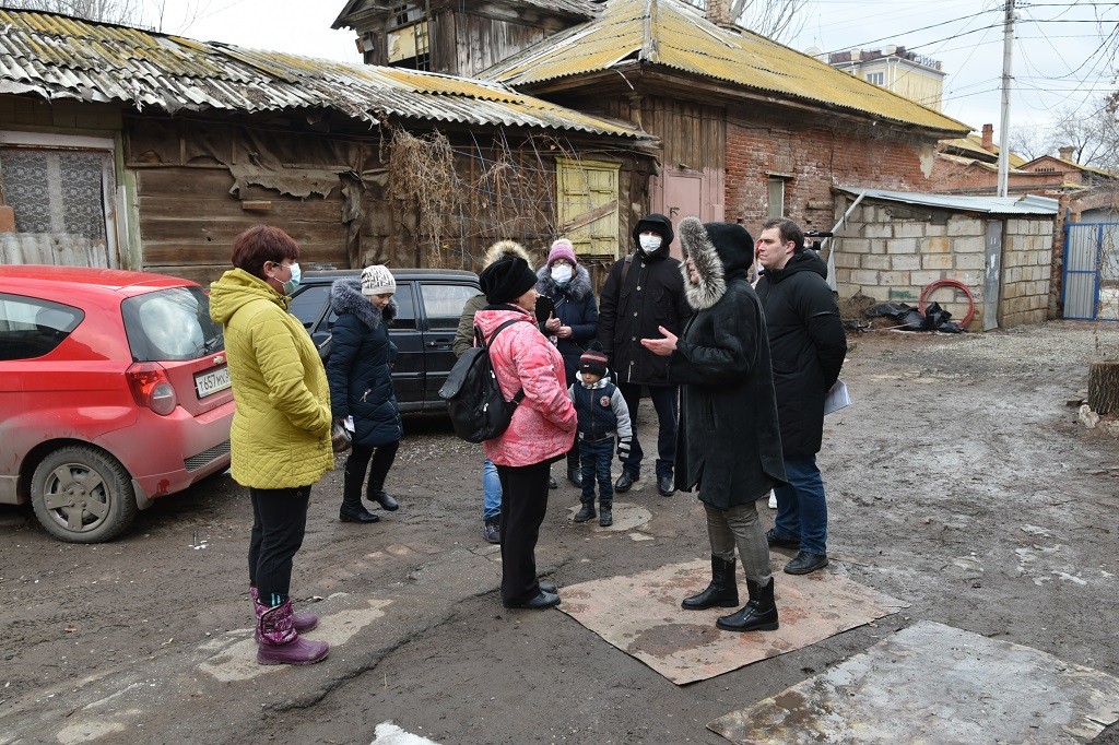 Администрация Астрахани проводит встречи с жителями аварийных домов