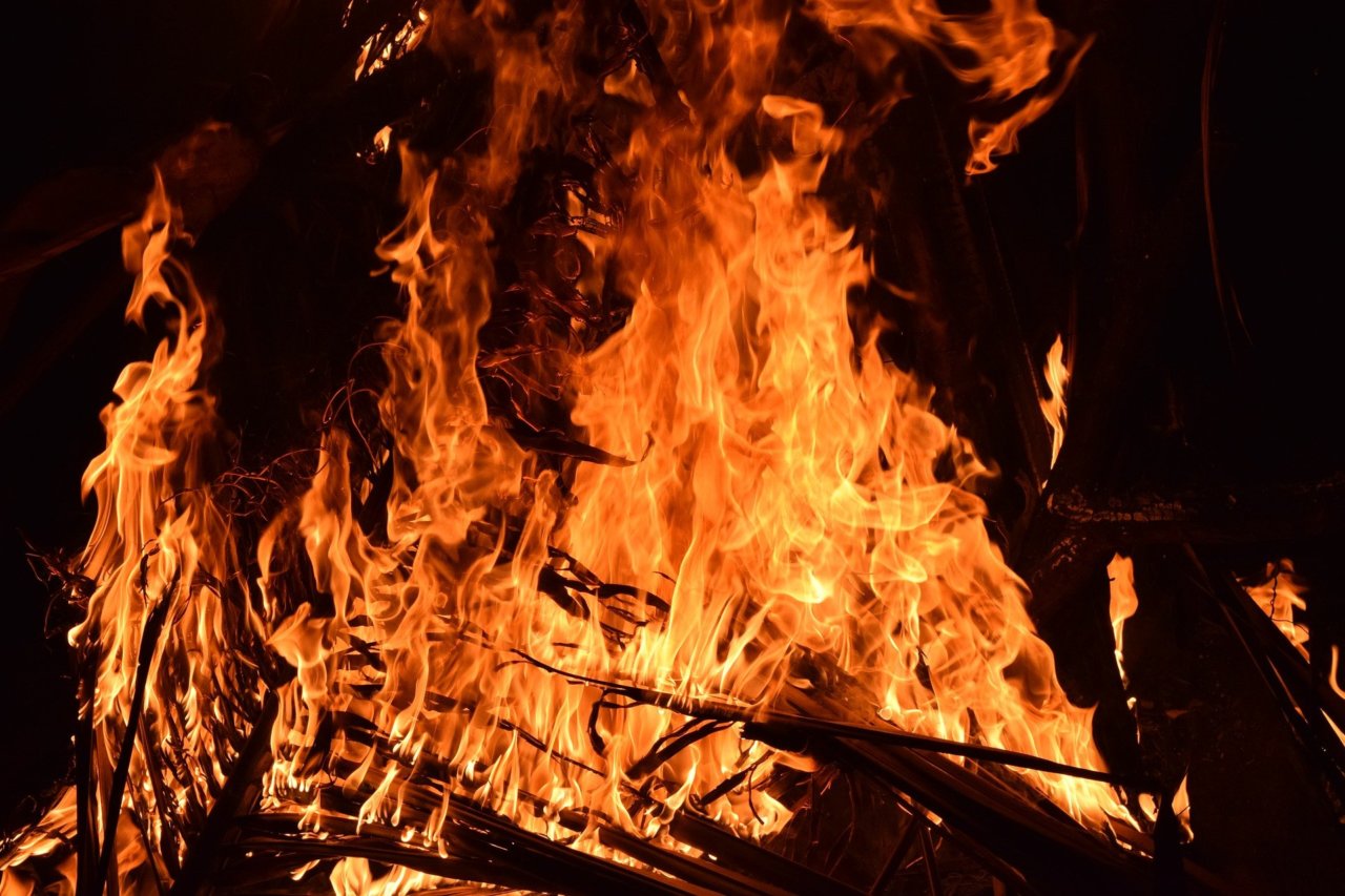 Страшный пожар унес жизни двух детей в Астраханской области